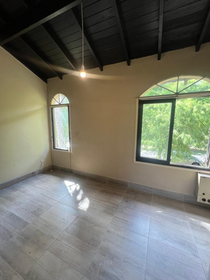 CASA ESTILO COLONIAL CON 3 HABITACIONES + PILETA SOBRE LOTE DE 666 m². BARRIO LOS TILOS