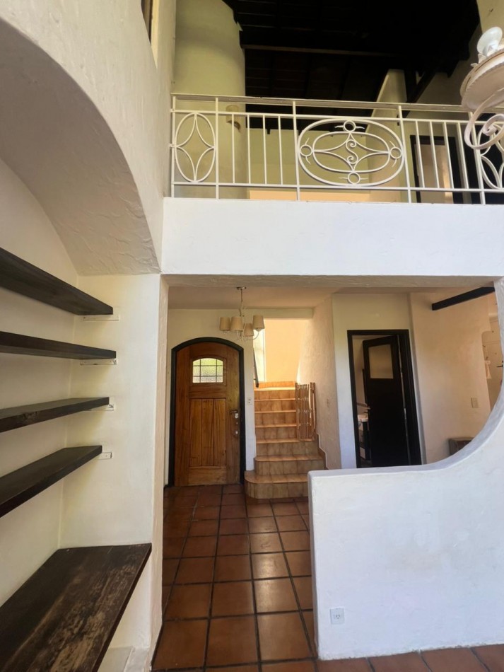 CASA ESTILO COLONIAL CON 3 HABITACIONES + PILETA SOBRE LOTE DE 666 m². BARRIO LOS TILOS