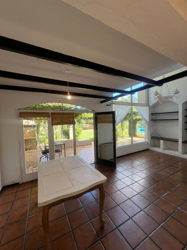 CASA ESTILO COLONIAL CON 3 HABITACIONES + PILETA SOBRE LOTE DE 666 m². BARRIO LOS TILOS