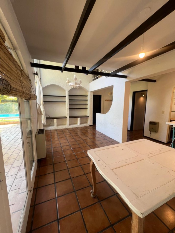 CASA ESTILO COLONIAL CON 3 HABITACIONES + PILETA SOBRE LOTE DE 666 m². BARRIO LOS TILOS