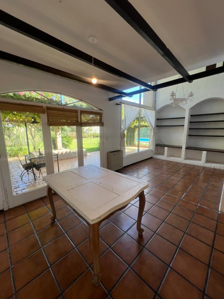 CASA ESTILO COLONIAL CON 3 HABITACIONES + PILETA SOBRE LOTE DE 666 m². BARRIO LOS TILOS