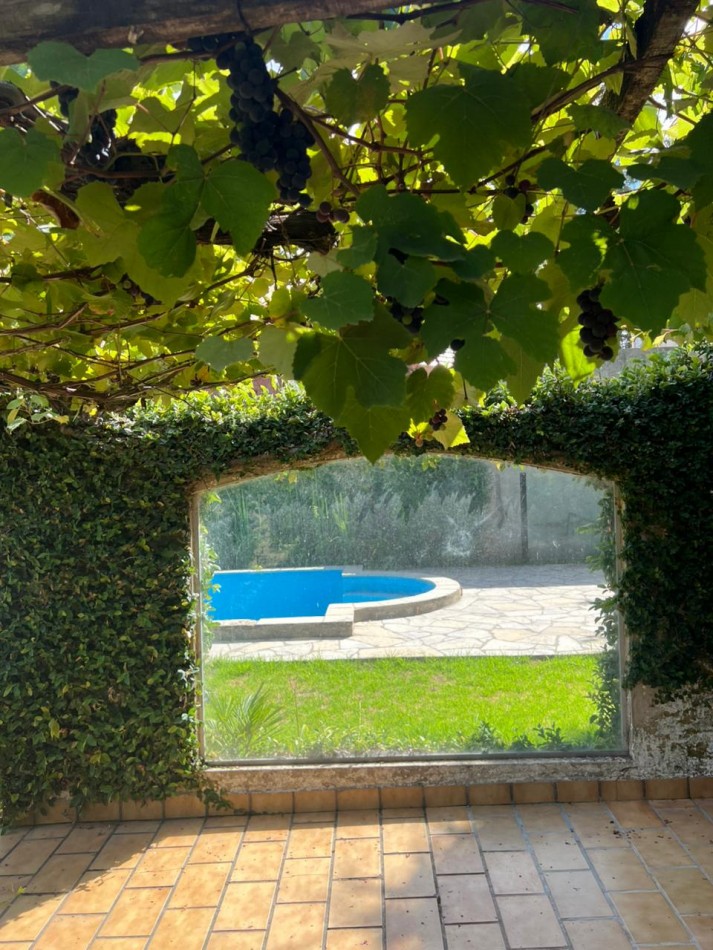 CASA ESTILO COLONIAL CON 3 HABITACIONES + PILETA SOBRE LOTE DE 666 m². BARRIO LOS TILOS