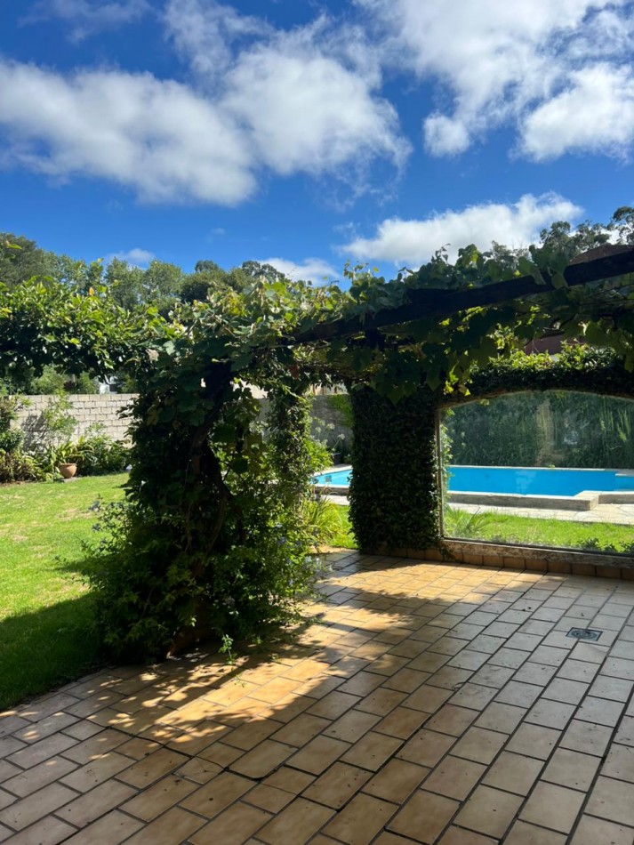 CASA ESTILO COLONIAL CON 3 HABITACIONES + PILETA SOBRE LOTE DE 666 m². BARRIO LOS TILOS