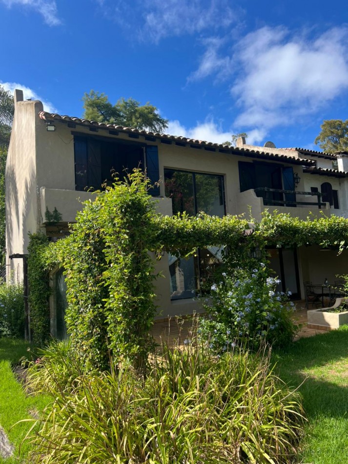 CASA ESTILO COLONIAL CON 3 HABITACIONES + PILETA SOBRE LOTE DE 666 m². BARRIO LOS TILOS