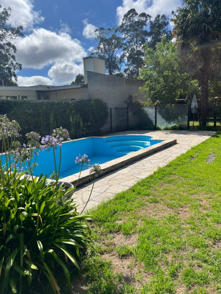 CASA ESTILO COLONIAL CON 3 HABITACIONES + PILETA SOBRE LOTE DE 666 m². BARRIO LOS TILOS