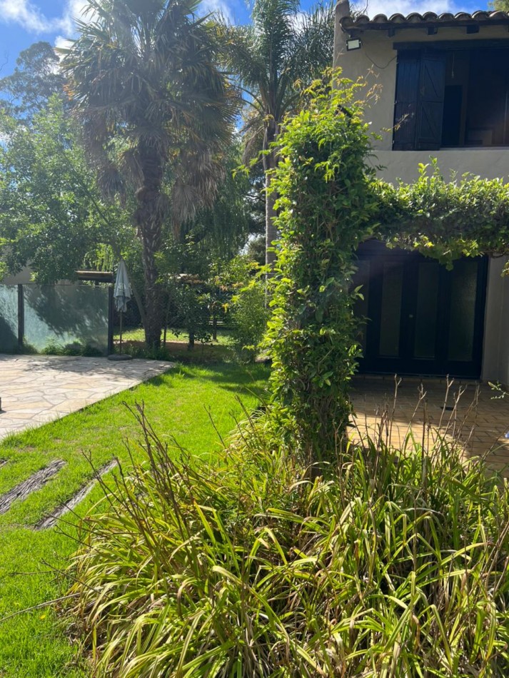 CASA ESTILO COLONIAL CON 3 HABITACIONES + PILETA SOBRE LOTE DE 666 m². BARRIO LOS TILOS