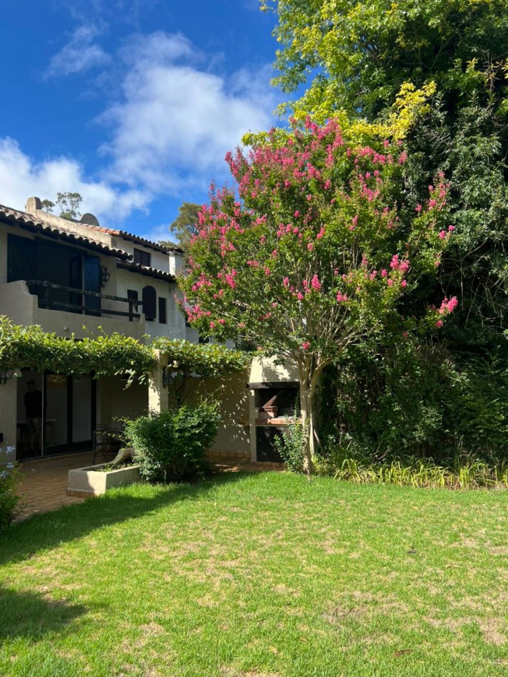 CASA ESTILO COLONIAL CON 3 HABITACIONES + PILETA SOBRE LOTE DE 666 m². BARRIO LOS TILOS