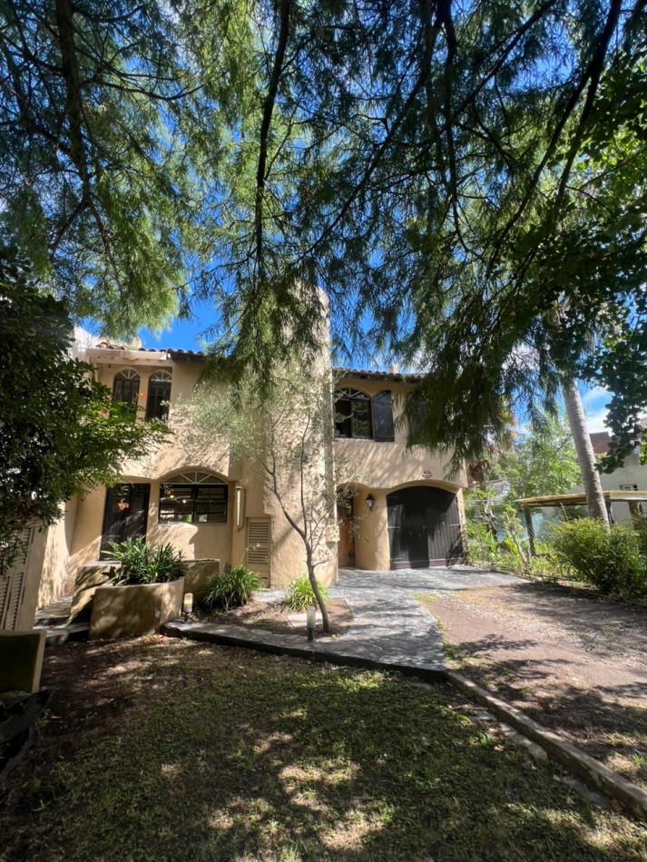 CASA ESTILO COLONIAL CON 3 HABITACIONES + PILETA SOBRE LOTE DE 666 m². BARRIO LOS TILOS