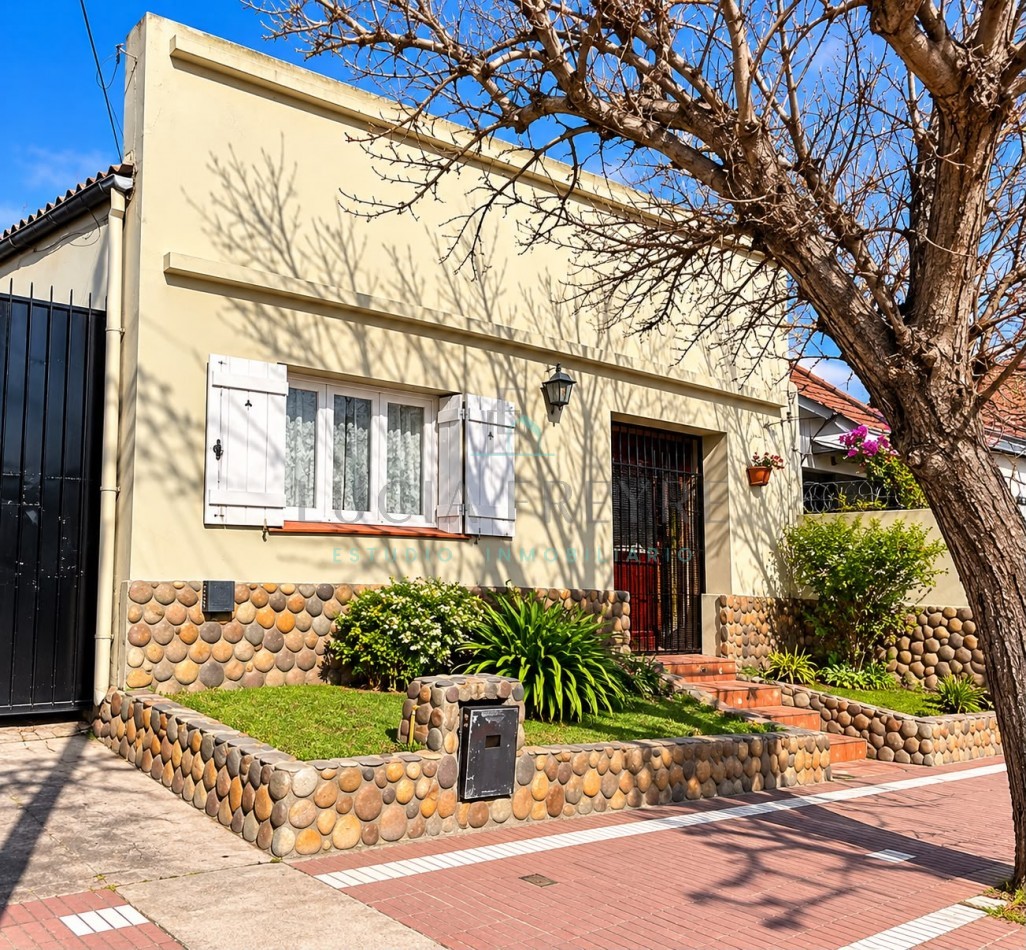 Casa con parque y quincho en venta - Barrio Los Andes MULTIFAMILIAR