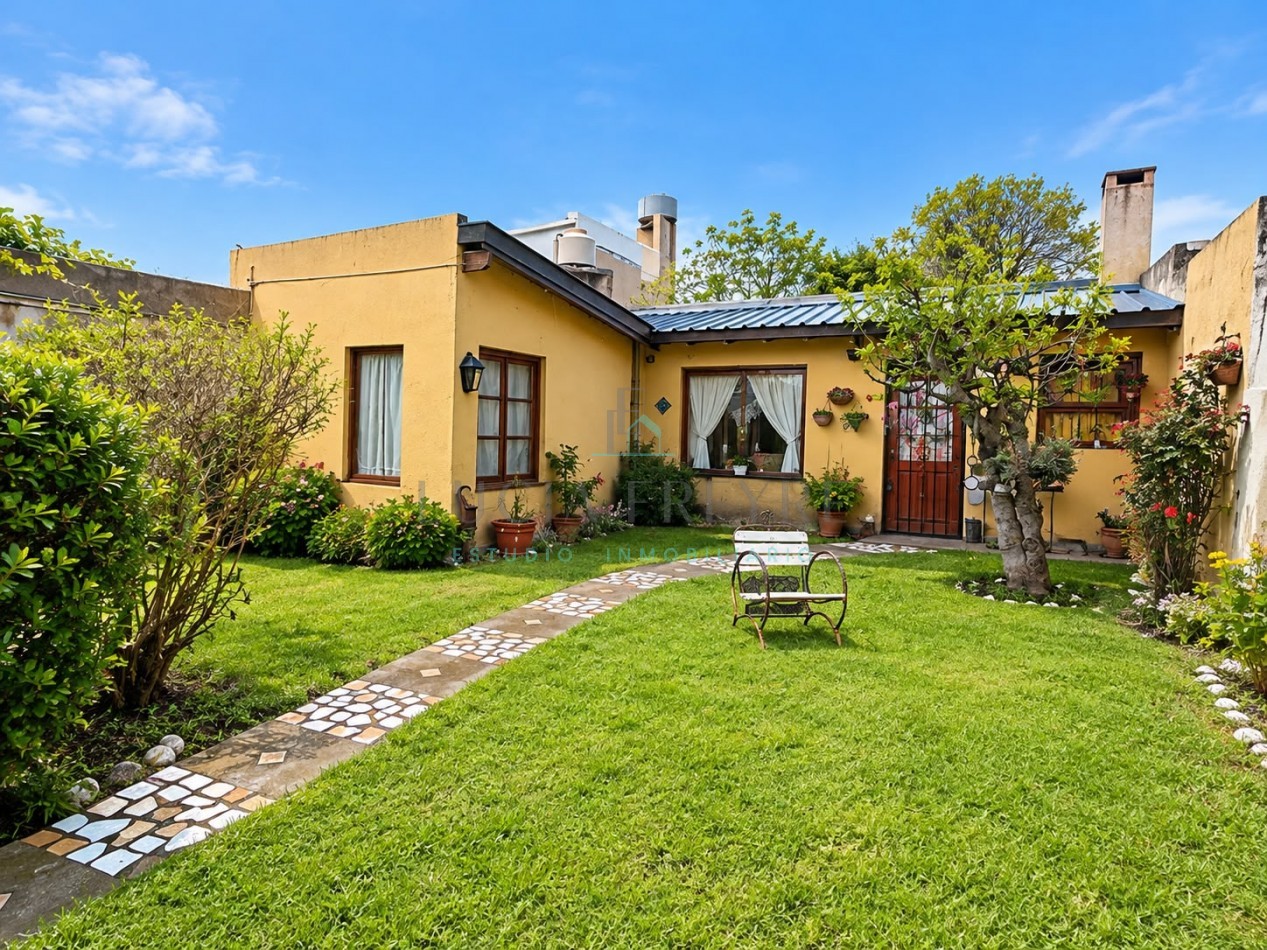 Casa con parque y quincho en venta - Barrio Los Andes MULTIFAMILIAR
