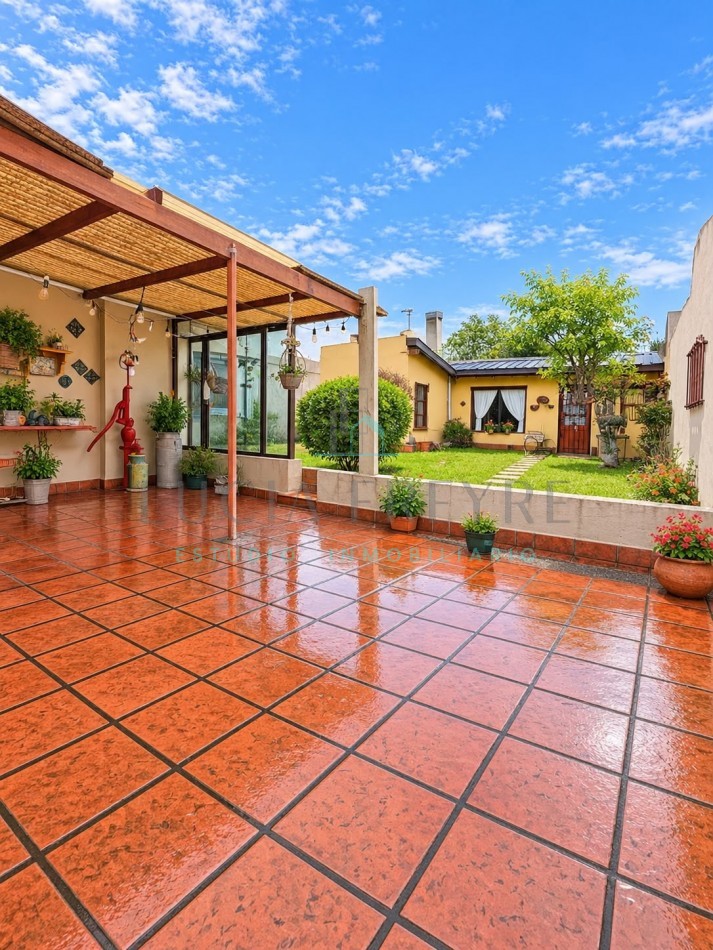 Casa con parque y quincho en venta - Barrio Los Andes MULTIFAMILIAR