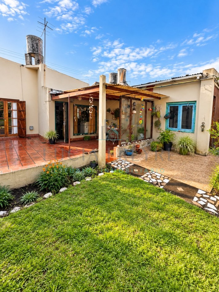Casa con parque y quincho en venta - Barrio Los Andes MULTIFAMILIAR