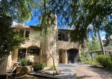 CASA ESTILO COLONIAL CON 3 HABITACIONES + PILETA SOBRE LOTE DE 666 m². BARRIO LOS TILOS